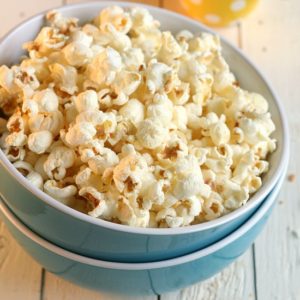 Toasted Coconut Popcorn from JensFavoriteCookies - this sweet popcorn feeds a crowd quickly and easily!