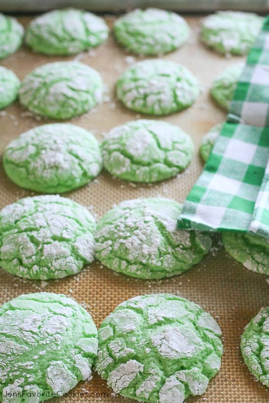 Mint Crinkles from JensFavoriteCookies - a fun and easy way to customize your cake mix cookies!