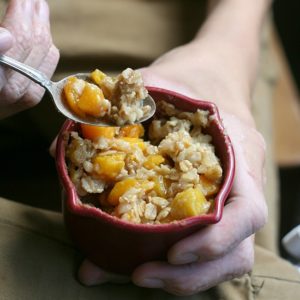 enkele portie Perzikgebak uit JensFavoriteCookies.com - deze easy peach crisp voor één is een perfect recept voor studenten of andere singles!de School is begonnen en de zomer is officieel voorbij.