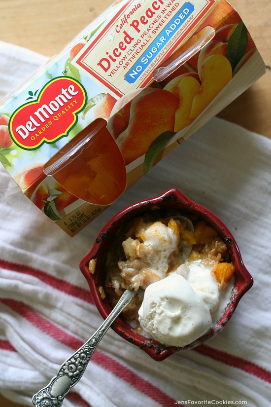 enkele portie Perzikgebak uit JensFavoriteCookies.com - deze easy peach crisp voor één is een perfect recept voor studenten of andere singles!