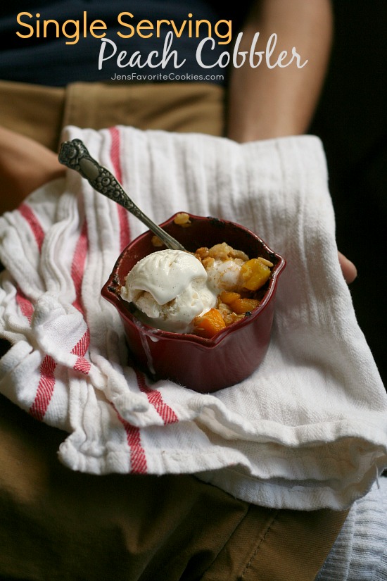 Cordonnier de pêche à portion unique de JensFavoriteCookies.com - Ce croustillant de pêche facile pour un est une recette parfaite pour les étudiants ou les autres célibataires!